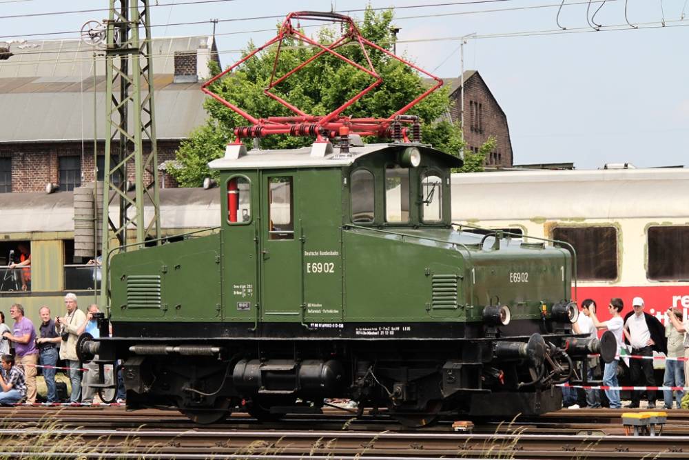 ...модель пассажирского поезда с электровозом класса Е69 и тремя вагонами. 