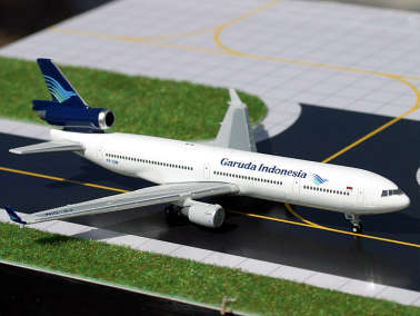 Gemini Jets383 Модель самолета Garuda MD-11 (New Word, White) 