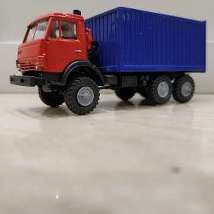 AMA230018 Грузовой автомобиль Камаз контейнеровоз с красной кабиной и контейнером, колесная формула 6х6 1/87